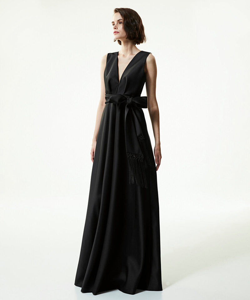 Machka Deep V-Neck Maxi Dress With Belt Black